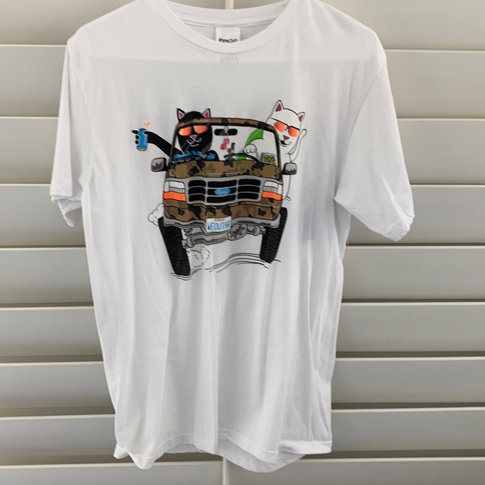 Men’s Rip N Dip T-shirt size medium.